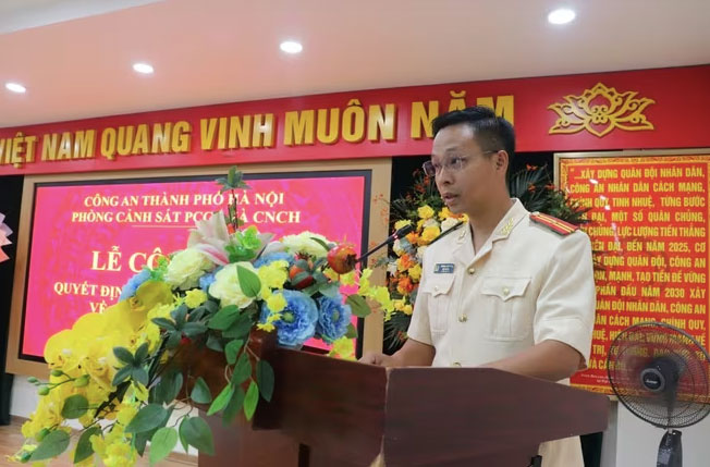 Major Duong Van Thu - one of the 28 appointed team captains, gave a speech accepting the assignment. Photo: C. Huong