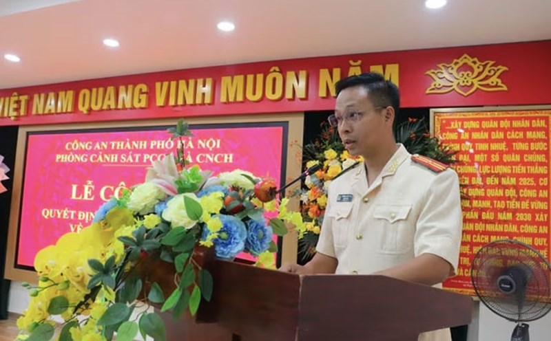 Major Duong Van Thu - one of the 28 appointed team captains, gave a speech accepting the assignment. Photo: C. Huong
