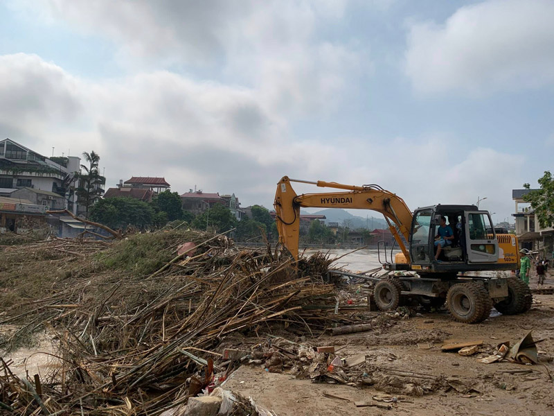 Luong rac thai khong lo mac vao cau ngam Song Hien. Anh: Phuong Thuc Phan