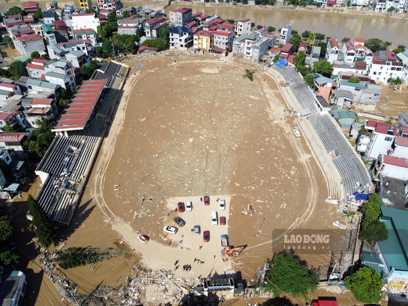 Sau 2 con lu du, san van dong tinh Cao Bang da sap gan het he thong tuong bao, mat co bi bun dat lap kin. Anh: Tan Van