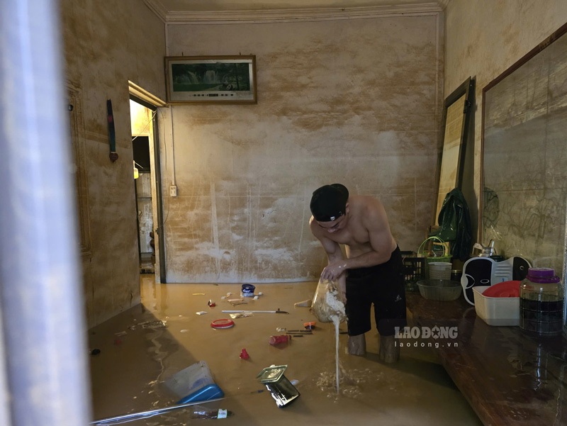 Nguoi dan ong tim nhung do vat sot lai sau lu. Anh: Tan Van