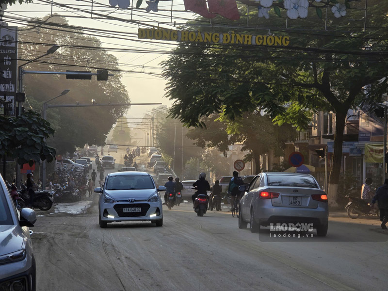 Nuoc song Bang Giang, song Hien da rut nhung pho phuong van con rat nhieu bun dat, khong khi do quach mau dat nui. Anh: Tan Van