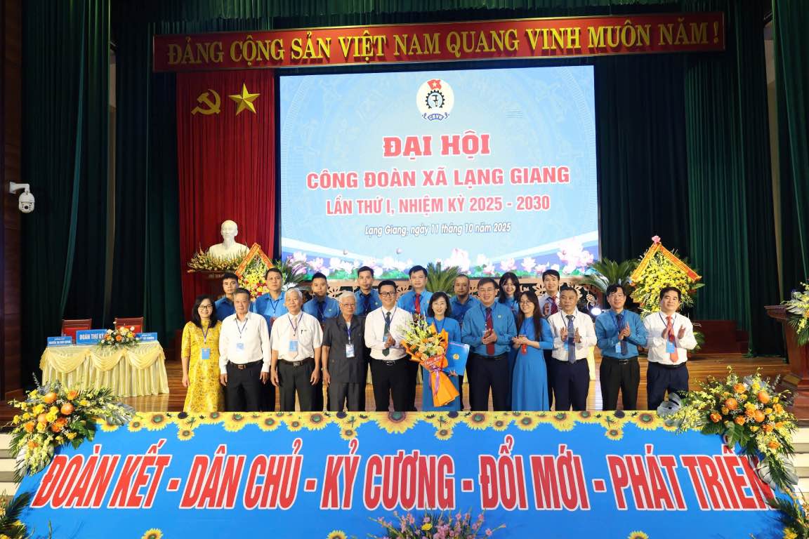 탁반쭝(Thach Van Chung) 동지 - 성위원회 위원 박닌(Bac Ninh)성 베트남 조국전선 부위원장 박닌(Bac Ninh)성 노동총연맹 위원장이 결정서를 수여하고 랑장(Lang Giang)면 노동조합 집행위원회에 꽃다발을 전달했습니다. 사진: 찌엔(Quat Chien)