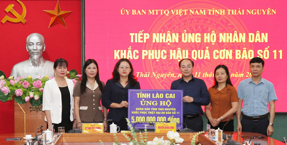 Ba Giang Thi Dung - Chu tich Uy ban Mat tran To quoc Viet Nam tinh Lao Cai trao so tien ho tro tinh Thai Nguyen. Anh: Hoang Thu