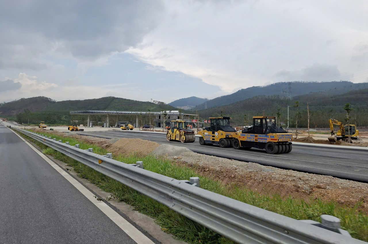 The rest stop on the Ham Nghi - Vung Ang expressway in the North - South direction in Cam Hung commune (Ha Tinh province) is focusing on construction. Photo: Tran Tuan.