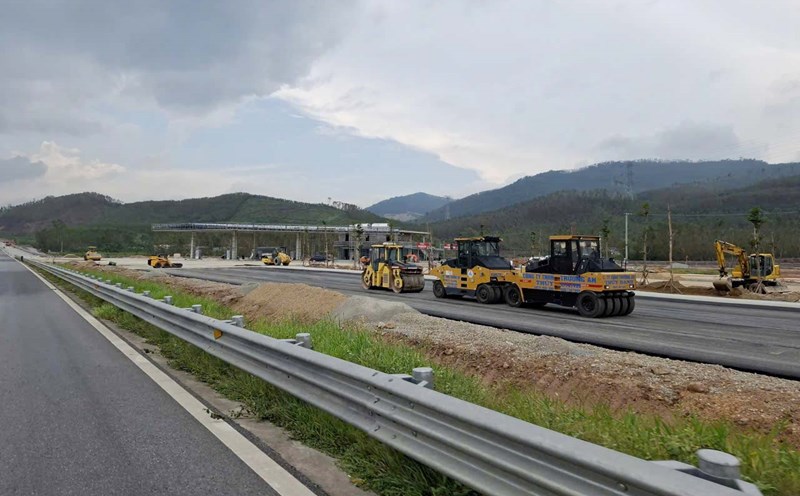The rest stop on the Ham Nghi - Vung Ang expressway in the North - South direction in Cam Hung commune (Ha Tinh province) is focusing on construction. Photo: Tran Tuan.