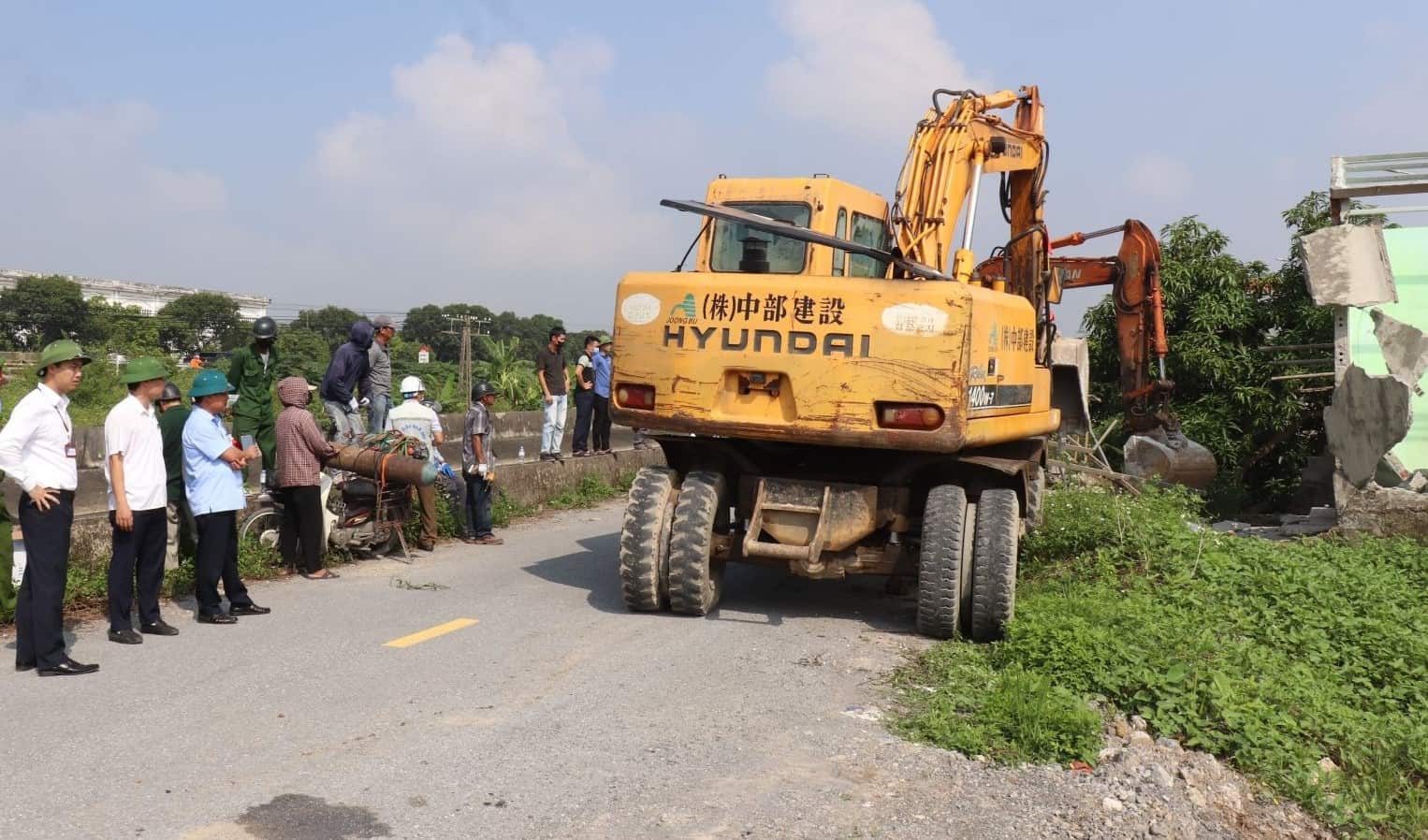 The authorities conducted enforcement against 7 households in Ha Nam ward to implement the Nam Cao University Urban Area Construction Investment Project. Photo: Nguyen Binh