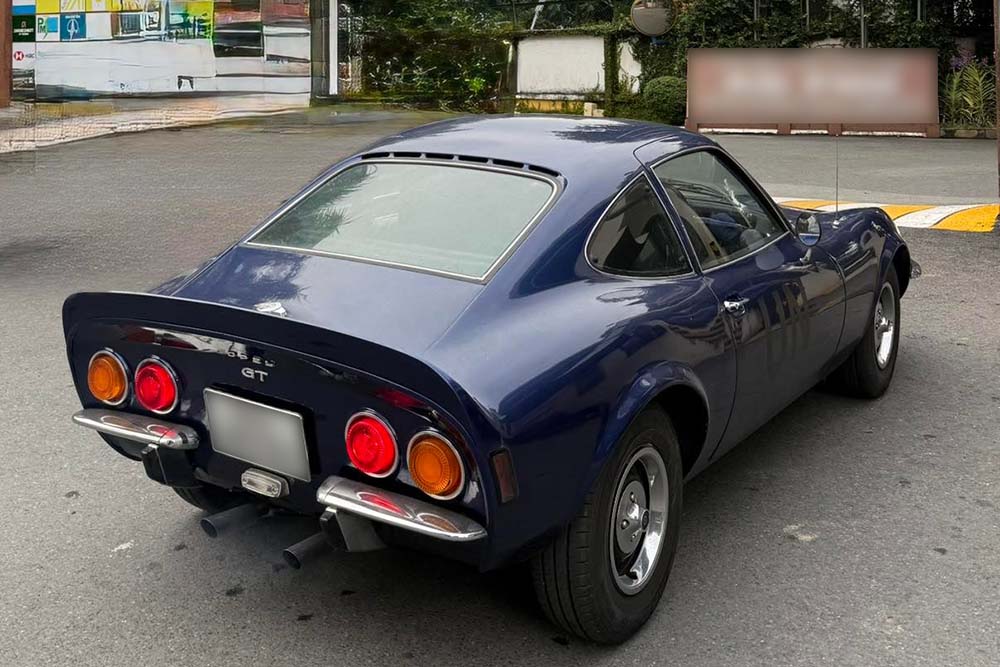El antiguo Opel GT azul propiedad de un empresario de Khanh Hoa acaba de aparecer en la ciudad de Ho Chi Minh. Foto: Vu Hung