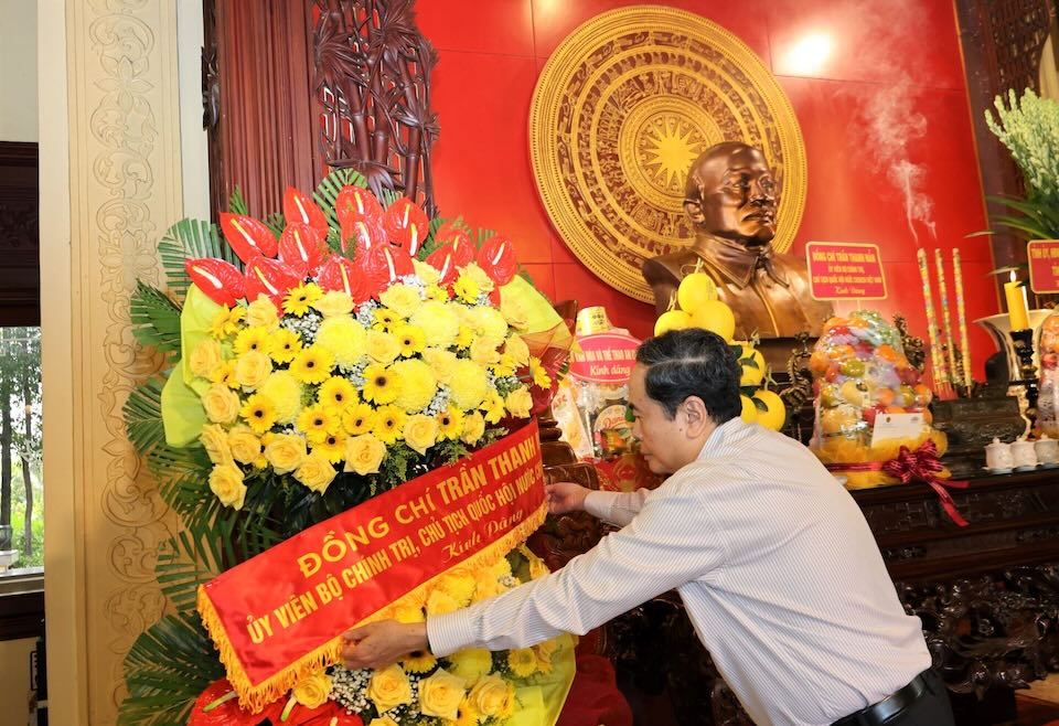 National Assembly Chairman Tran Thanh Man offered incense to commemorate Chairman Ton Duc Thang. Photo: Hai Hanh (People's Delegation Newspaper)
