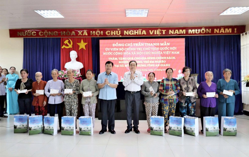 Chu tich Quoc hoi Tran Thanh Man va Bi thu Tinh uy An Giang Nguyen Tien Hai trao qua cho ho gia dinh chinh sach, nguoi co cong, tre em dong bao dan toc ngheo cua xa My Hoa Hung. Anh: Nguyen Hanh