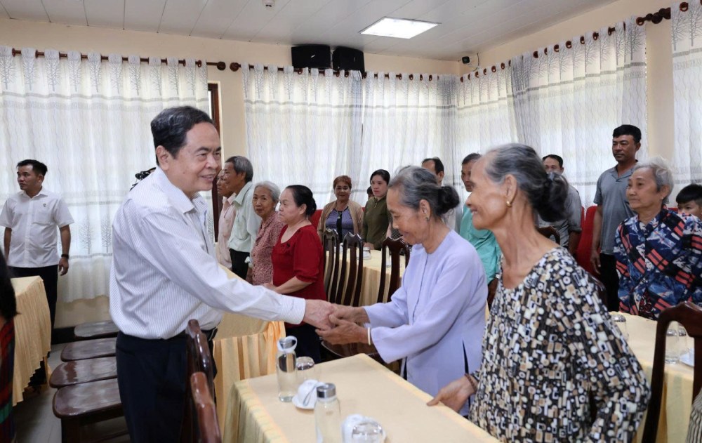 Chu tich Quoc hoi Tran Thanh Man tham hoi nguoi dan trong chuyen cong tac tai An Giang. Anh: Nguyen Hanh