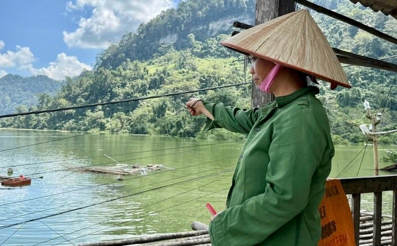 Nguoi dan thon Kim Van song trong canh ngap lut nhieu ngay qua. Anh: Doan Tran.
