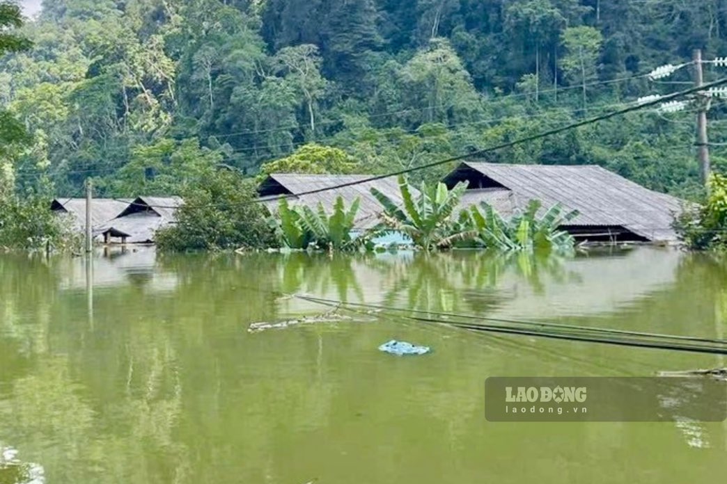Can nha bi ngap sau trong nuoc lu. Anh: Dang Vu.