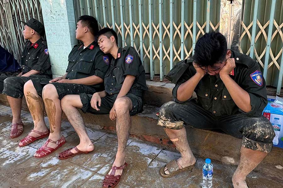 Nhieu tinh thanh phia Bac bi anh huong nang ne do mua lu, luc luong Canh sat co dong (CSCD) da co mat o tat ca cac diem nong de ho tro nguoi dan. Anh: Hang Nguyen - To The