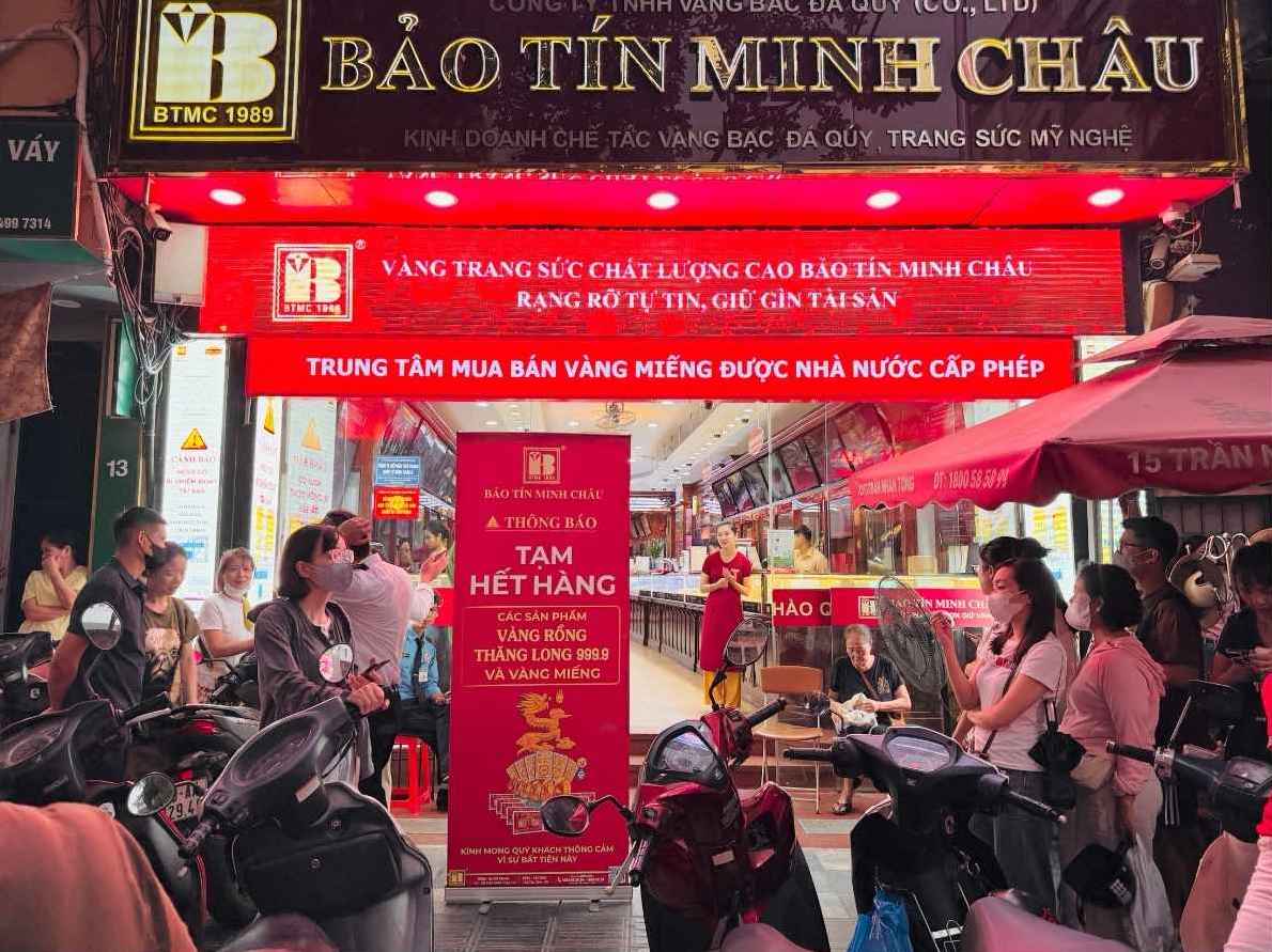 Nhiều điểm kinh doanh vàng ở Hà Nội thông báo tạm hết vàng nhẫn, vàng miếng. Ảnh: Phương Anh