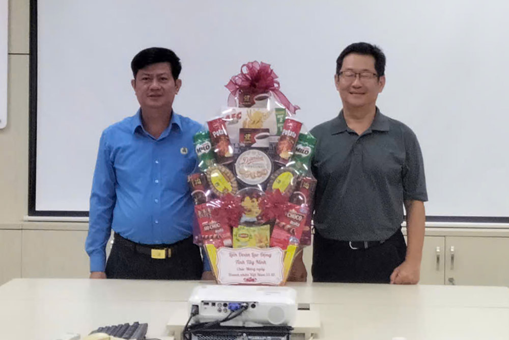 Ong Tran Le Duy chuc mung dai dien cong ty. Anh: LDLD tinh Tay Ninh