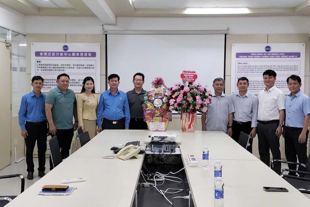 La Federation du travail de la province de Tay Ninh et le comite du parti du quartier de Ninh Thanh visitent et felicitent Pou Hung Vietnam Co. Ltd. a l'occasion de la Journee des entrepreneurs vietnamiens 13 octobre. Photo : Federation du travail de la province de Tay Ninh