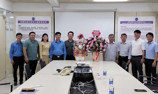 Liên đoàn Lao động tỉnh Tây Ninh và Đảng ủy phường Ninh Thạnh thăm, chúc mừng Công ty TNHH Pou Hung Việt Nam nhân Ngày Doanh nhân Việt Nam 13.10. Ảnh: LĐLĐ tỉnh Tây Ninh