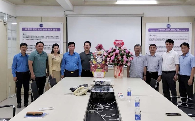 The Tay Ninh Provincial Labor Federation and the Ninh Thanh Ward Party Committee visited and congratulated Pou Hung Vietnam Co., Ltd. on the occasion of Vietnam Entrepreneurs' Day on October 13. Photo: Tay Ninh Provincial Federation of Labor