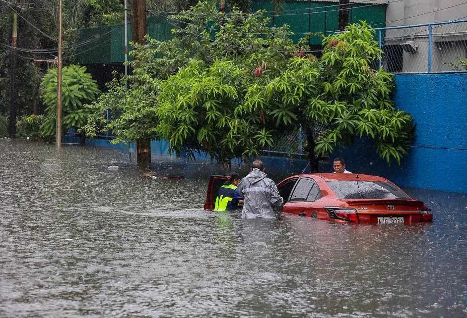 Mua lon gay ngap lut o thanh pho Quezon, Philippines, ngay 30.8.2025. Anh: Xinhua
