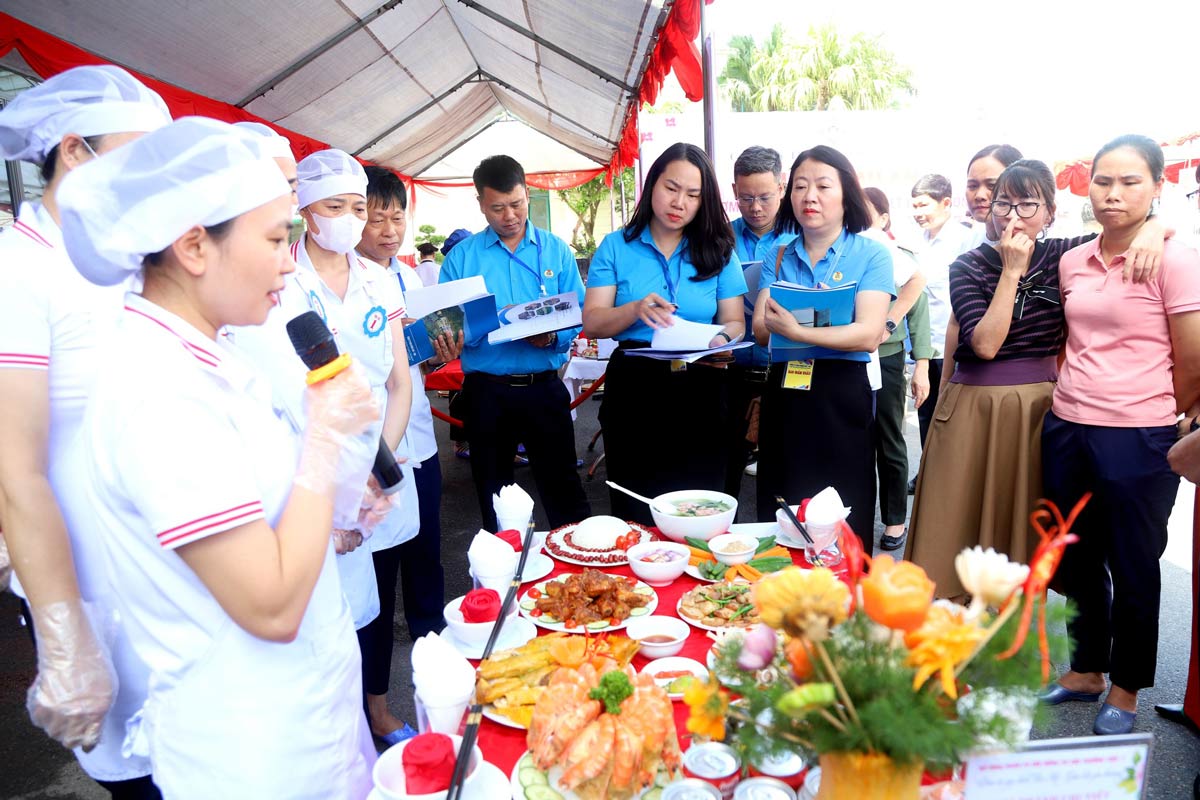 Ban giam khao cham diem cac phan thi. Anh: Cong ty Than Duong Huy