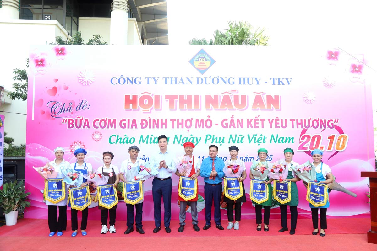 Duong Huy 탄광 회사(Quang Ninh) 지도부가 대회 참가팀에게 기념 깃발을 수여하고 있습니다. 사진: Duong Huy 탄광 회사