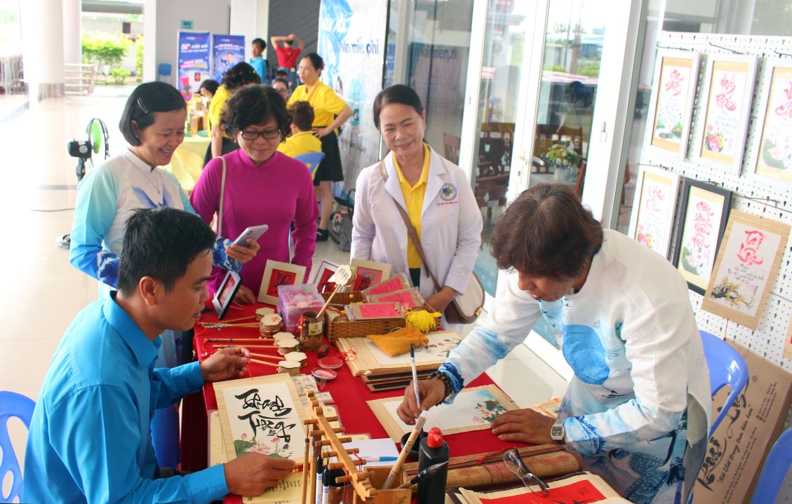 Gian hang chu thu phap. Anh: Thanh Mai