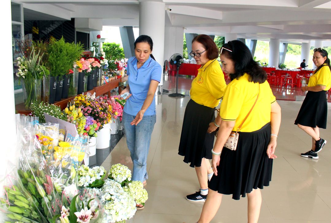 Buffet hoa. Anh: Thanh Mai