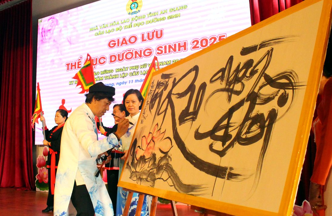 Nha thu phap Hong Phu bieu dien viet thu phap theo nhip dieu cua khuc dan vu. Anh: Thanh Mai