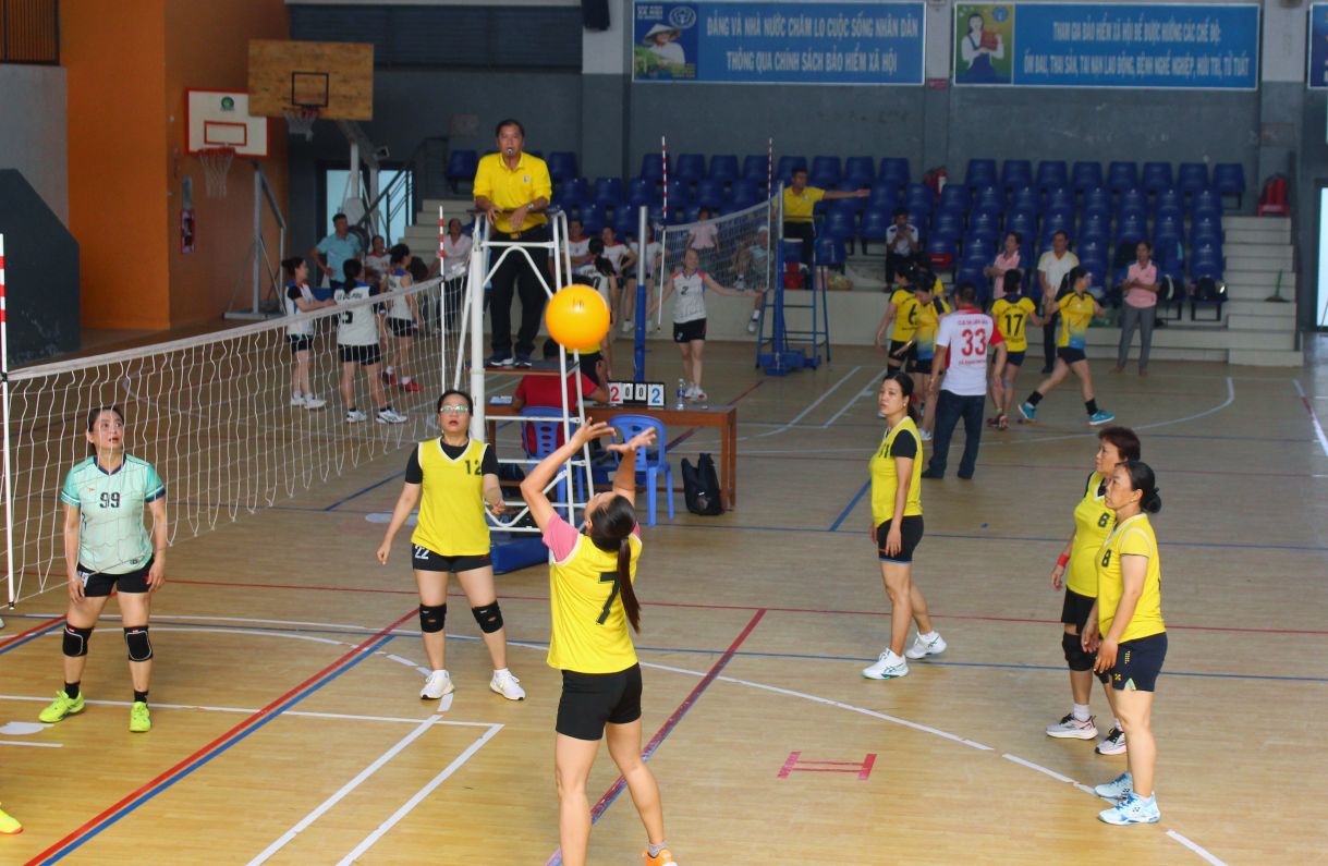 Thi dau bong chuyen hoi. Anh: Thanh Mai