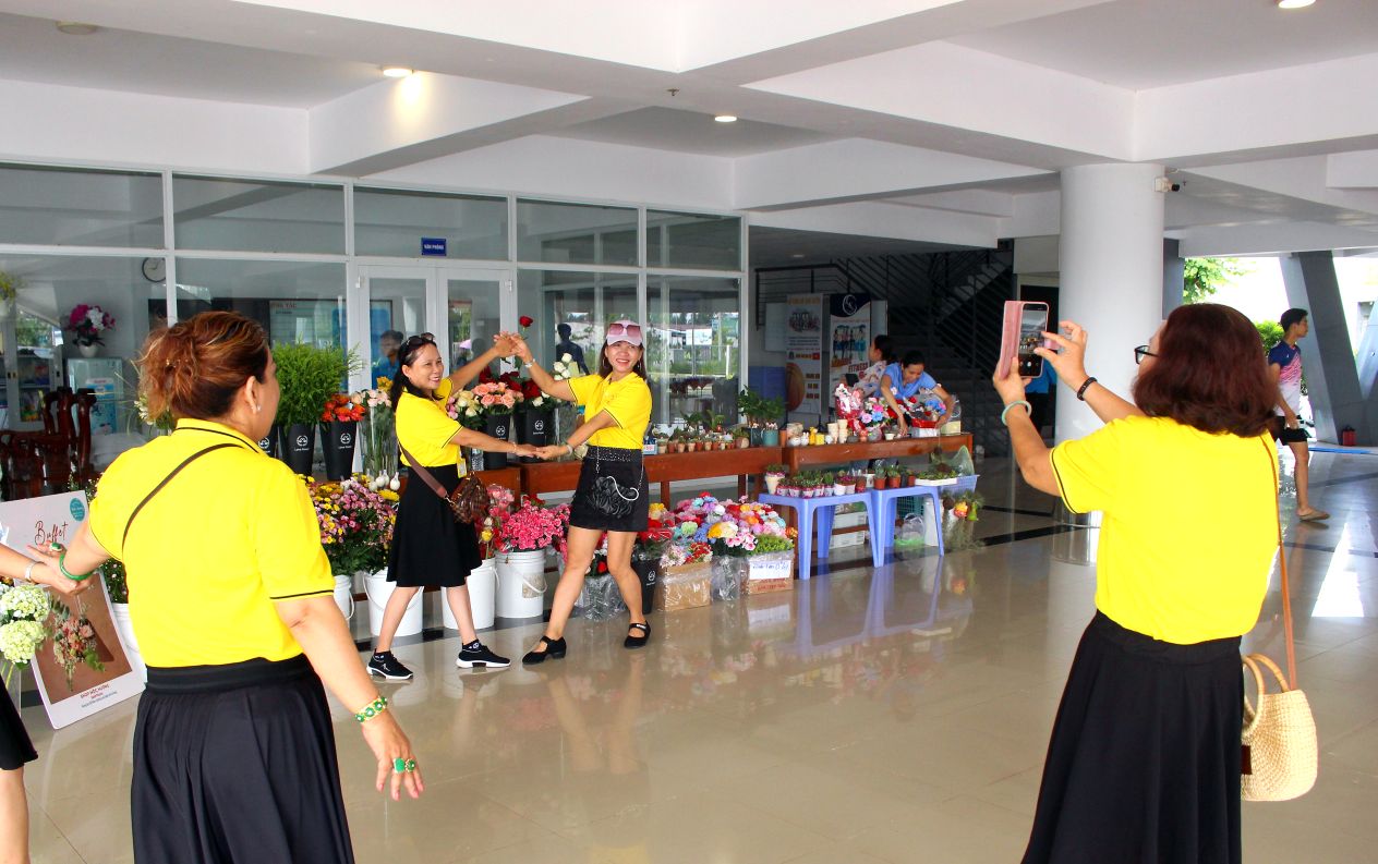 Cac thanh vien tham gia chuong trinh thoai mai tao dang chup anh ben nhung bo hoa du cac mau sac. Anh: Thanh Mai