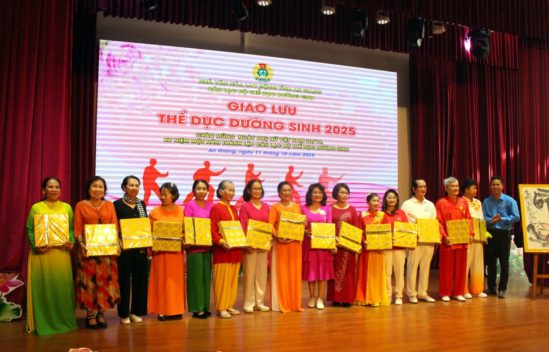 Lanh dao Nha van hoa lao dong tang qua chuc mung cac doi tham gia giao luu mua dan vu- the duc duong sinh. Anh: Thanh Mai