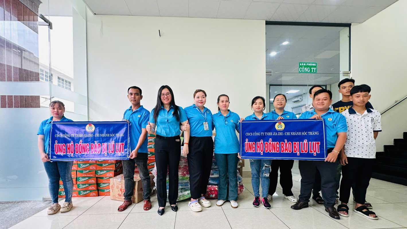 CDCS Cong ty Jia Zhi chi nhanh Soc Trang sap xep cac nhu yeu pham can thiet duoc quyen gop tu doan vien, nguoi lao dong de ho tro dong bao vung bao lu. Anh: CDCS Cong ty Jia Zhi chi nhanh Soc Tran