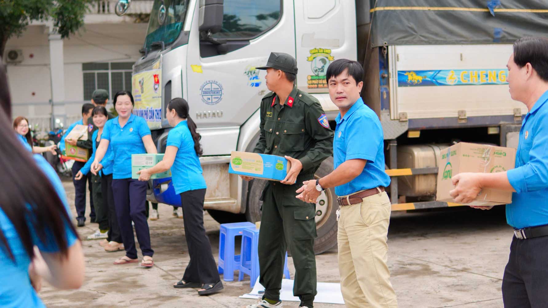 Can bo, cong chuc LDLD TP Can Tho ho tro sap xep hang hoa de van chuyen cho dong bao vung bi anh huong do bao lu. Anh: LDLD TP Can Tho