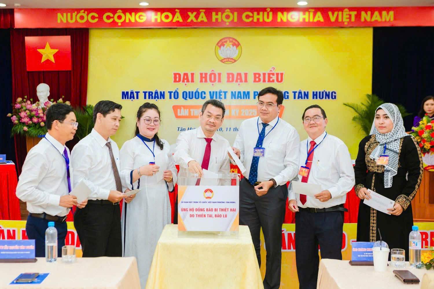 Phuong Tan Hung van dong van quyen gop ung ho dong bao bi thiet hai do thien tai, bao lu. Anh: Minh Tam
