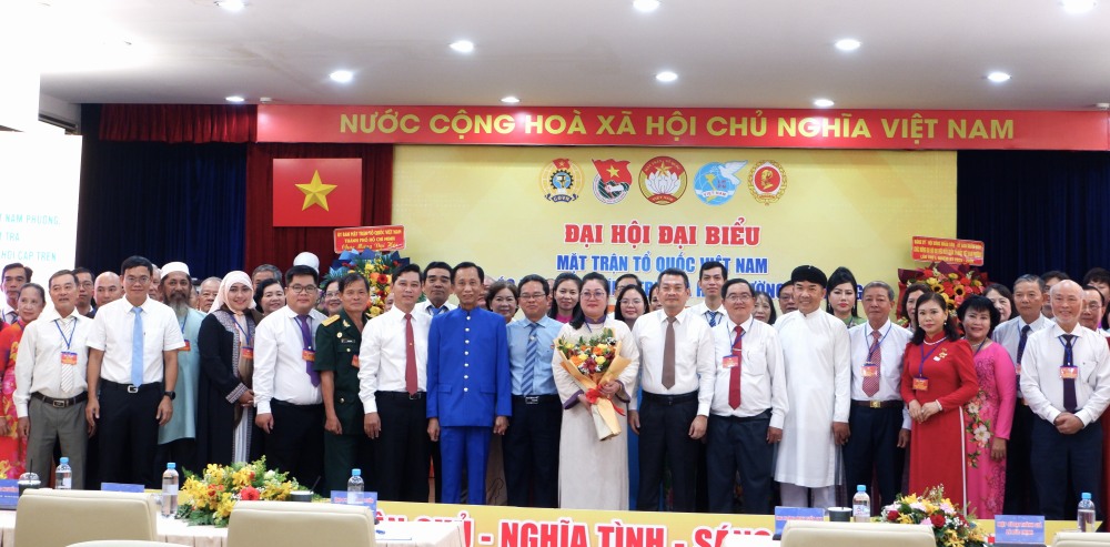 Ra mat Uy vien va Ban thuong truc Uy ban MTTQ Viet Nam phuong Tan Hung, Ban chap hanh, Ban thuong vu, Uy ban kiem tra cac to chuc chinh tri - xa hoi, Doan dai bieu du dai hoi cap tren. Anh: Minh Tam