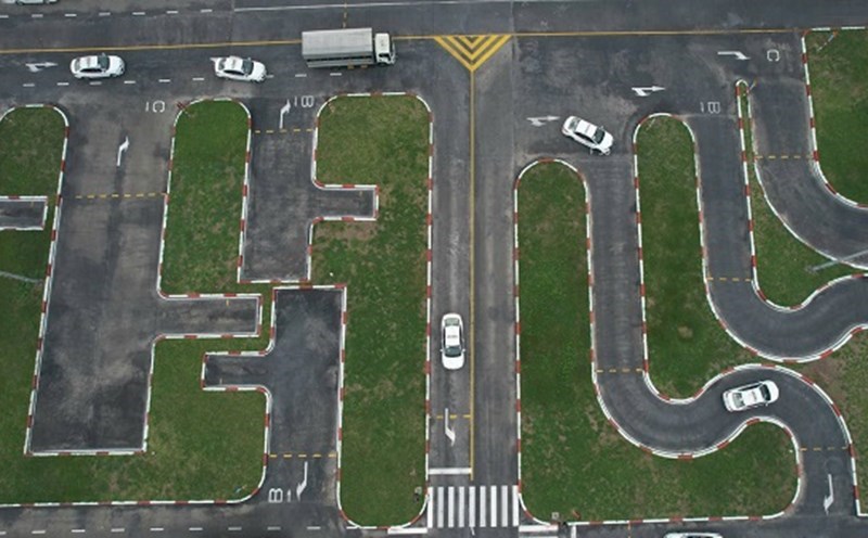 Revealing the fees for driving tests for cars and motorbikes that are about to change. Photo: Xuyen Dong.