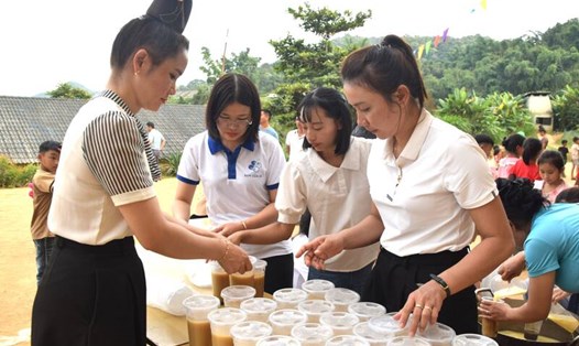 Đoàn thiện nguyện và các thầy cô giáo nấu suất ăn miễn phí cho học sinh điểm trường Lậu Tòng thuộc Trường tiểu học Nậm Lầu. Ảnh: Trường Sơn