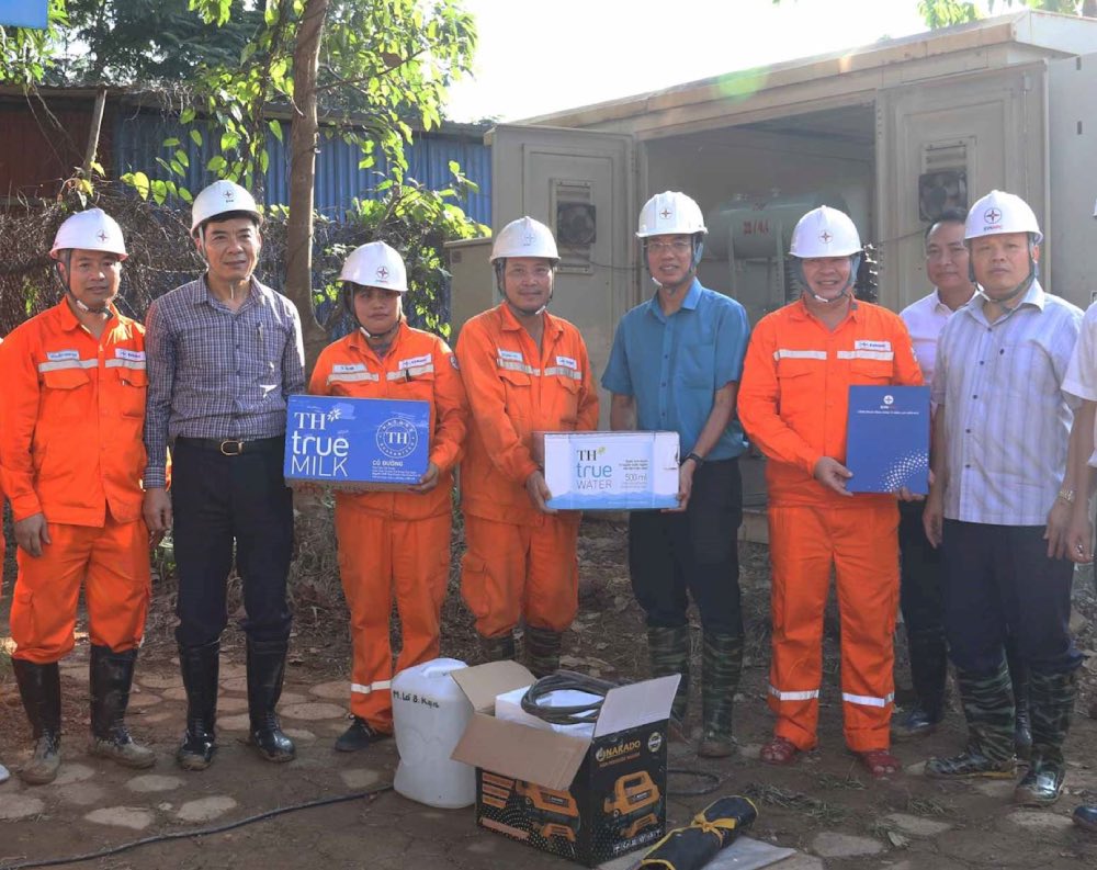 응우옌흐우뚜언 EVN 당위원회 부서기(왼쪽에서 두 번째)와 베트남 전력 노동조합 지도부가 PC 타이응우옌 노동자들을 격려하기 위해 선물을 전달하고 있습니다. 사진: 레나