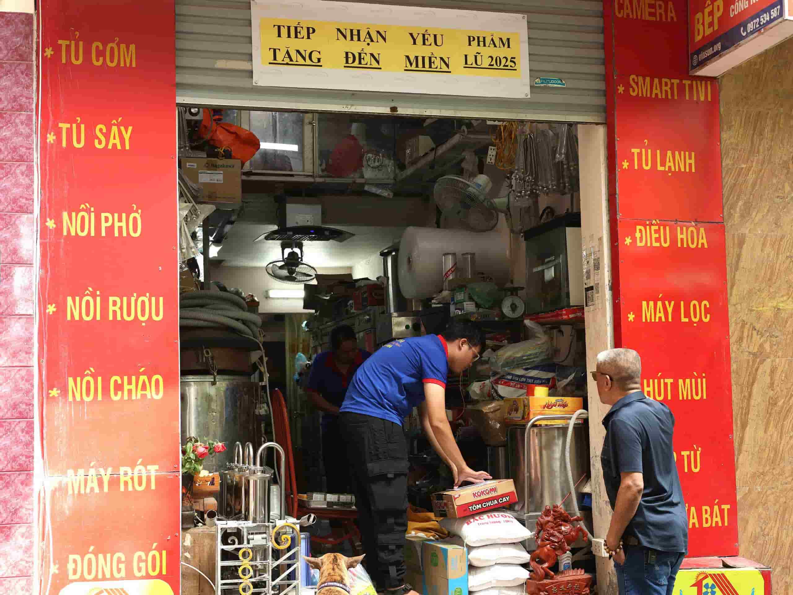Los corazones de Hanoi contribuyen a un viaje significativo hacia la gente de las zonas inundadas. Foto: Tram Anh