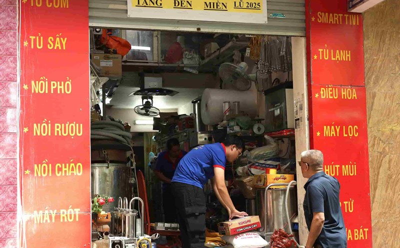 The hearts of Hanoi contributed to the journey of love towards the people in flooded areas. Photo: Tram Anh