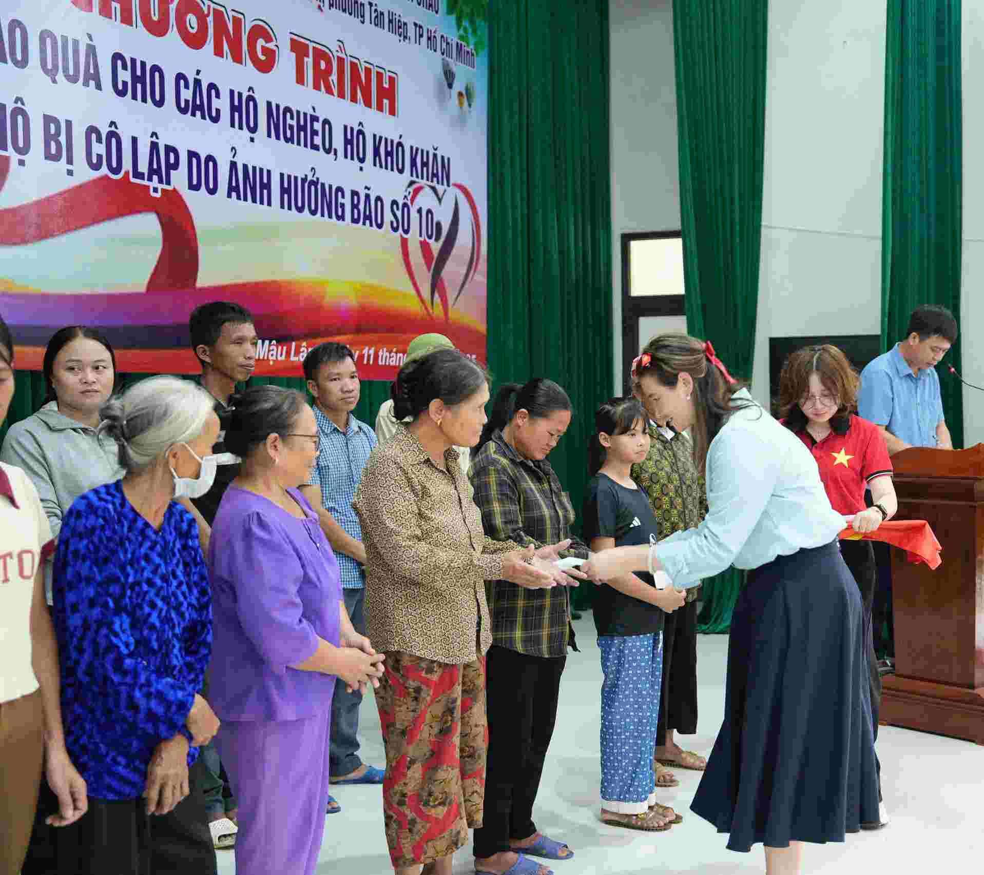 Funcionarios del Sindicato de Base en Ciudad Ho Chi Minh entregan regalos a hogares necesitados en Thanh Hoa. Foto: Lam Truong