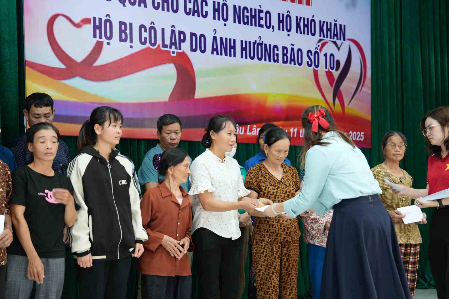 Doan da trao ho tro cho 150 gia dinh o xa Mau Lam. Anh: Lam Truong