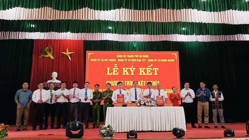ディエン・バン・タイ、ズイ・ギア、ドンザン（ダナン市）の3つのコミューンの党委員会が姉妹提携計画に署名した。写真: ダナン市人民委員会