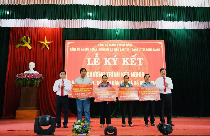 Xa Dien Ban Tay va Duy Nghia (TP Da Nang) trao ho tro 4 gia dinh kho khan o xa Dong Giang xoa nha tam. Anh: UBND TP Da Nang 