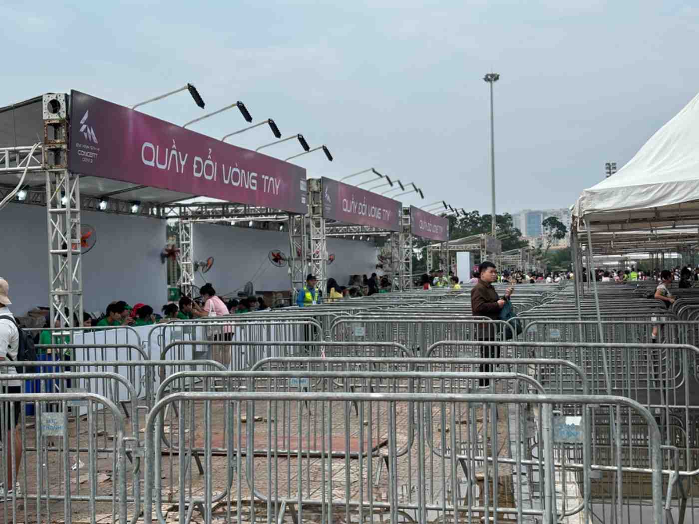 Khu vuc doi vong tay va check-in vao san vang ve truoc gio dien ra concert (chup luc 15h ngay 11.10). Anh: Nguyen Dat