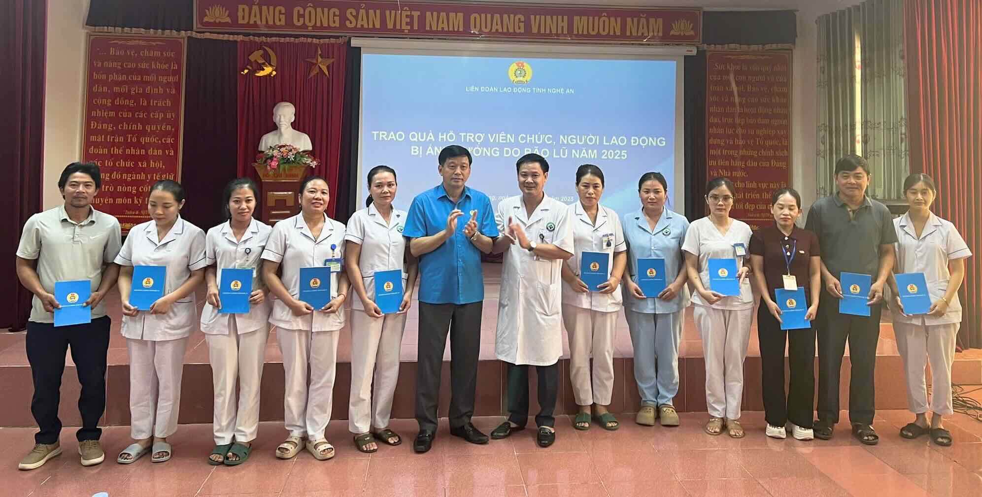 총 4 700만 동 상당의 36개의 선물이 조합원과 노동자들에게 전달되었습니다. 사진: 응에안 노동조합