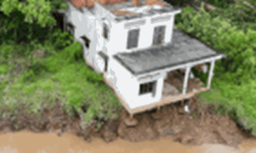 Cụ bà 96 tuổi tại Cồn Thanh Long, xã Quới Thiện, phải đi ở nhờ nhà người thân do sạt lở uy hiếp nhà cửa. Ảnh: Hoàng Lộc
