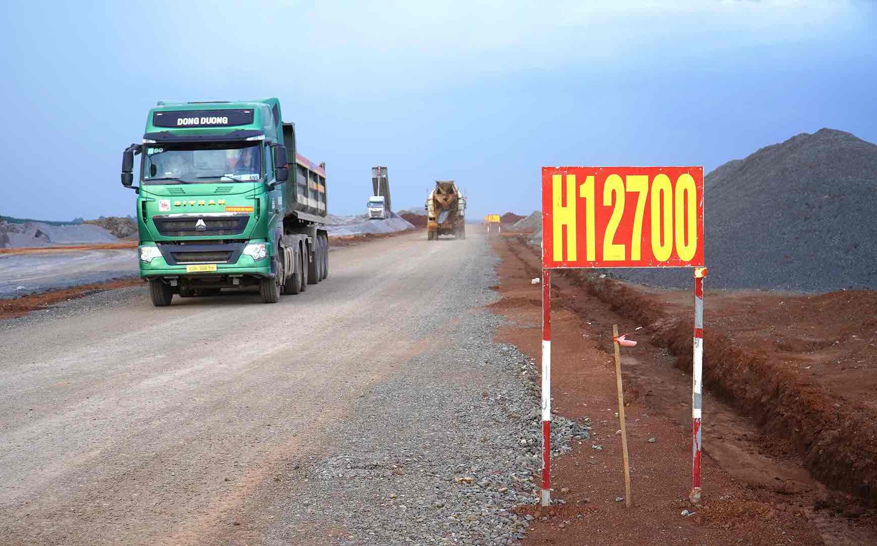 Transporting construction materials for the second runway at Long Thanh airport. Documentary photo: HAC