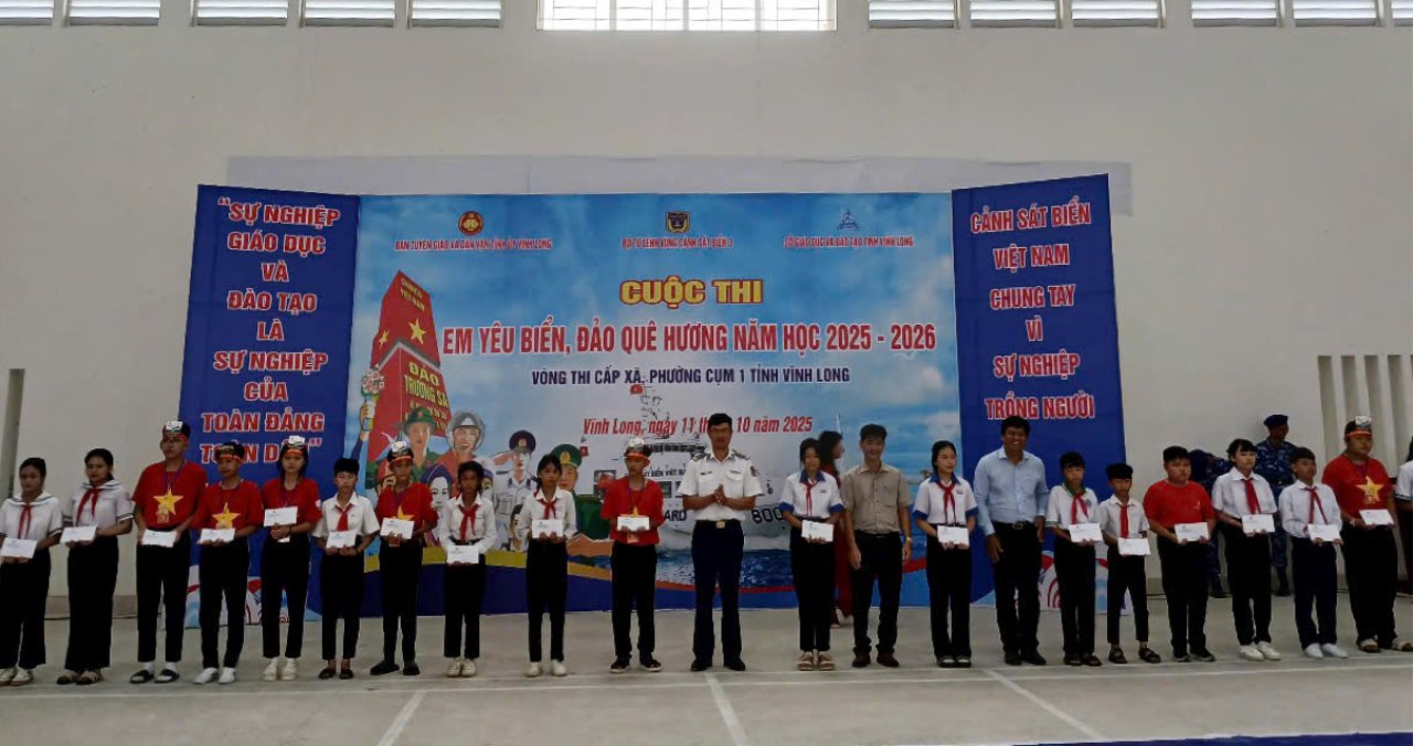 The Organizing Committee also awarded 20 scholarships to students studying at secondary schools in Vinh Long province. Photo: Thanh Hien